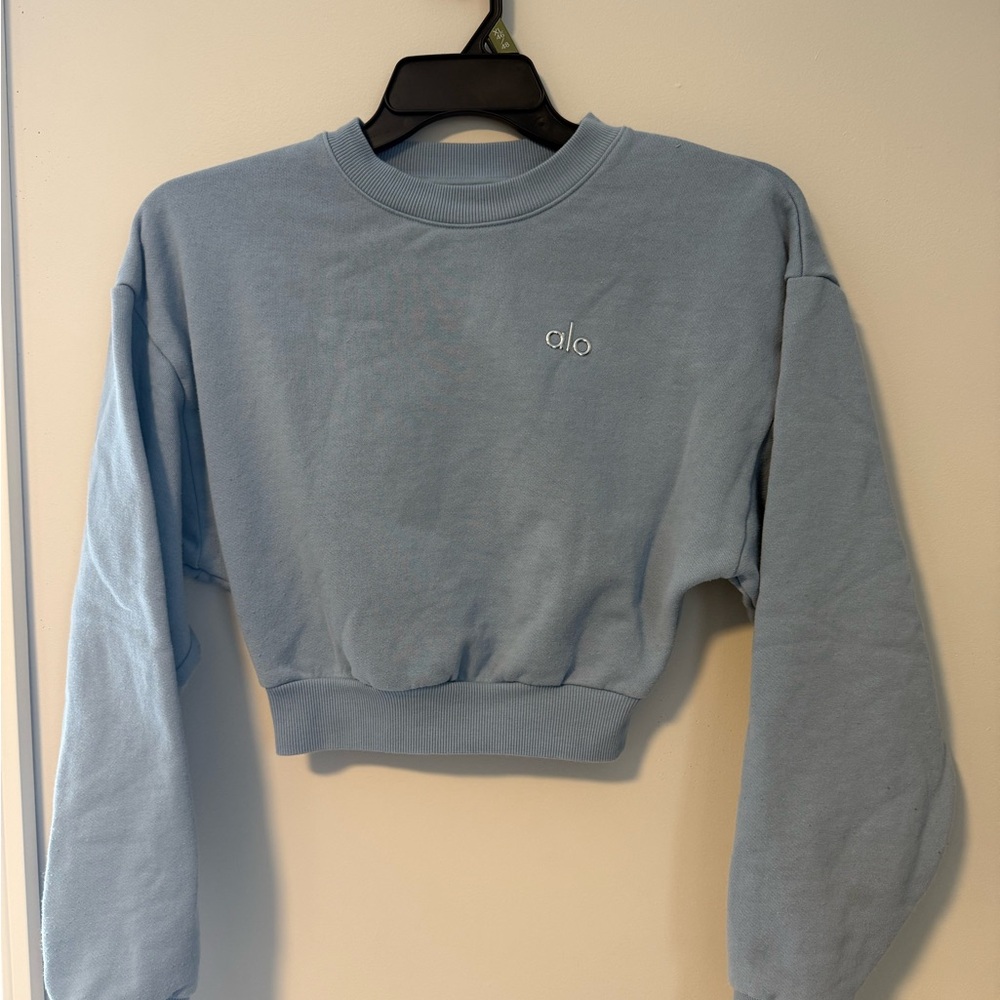 ALO Yoga Women's Celestial Blue Cropped Accolade Crewneck Sweatshirt